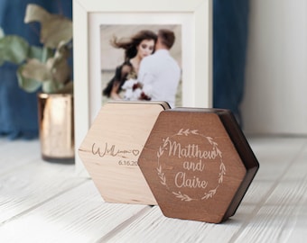 Caja hexagonal de madera con grabado de madera para memoria USB