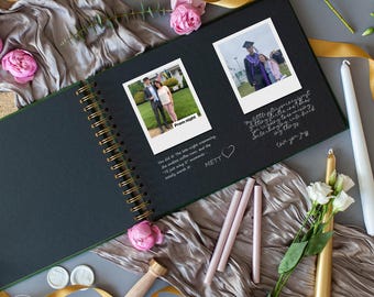 Op de afbeelding: Een open, donkergroen fotoalbum met een gouden spiraalbinding, met twee foto's in Polaroid-stijl. Het album is omgeven door roze rozen, kaarsen en decoratieve elementen. Handgeschreven tekst en het woord "Prom night" zijn zichtbaar.