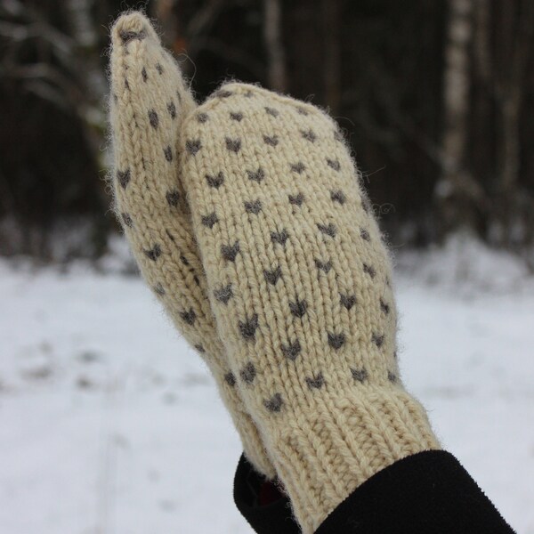 Handgebreide eco-wanten. Handgemaakte wanten van 100% natuurlijke wol. Warm cadeau voor een vrouw.