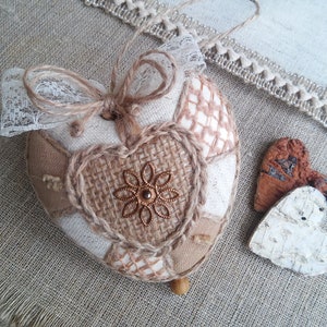 Hanging heart decoration Valentine&#39;s Day ornament Country style Quilted ornament heart Fabric heart Wedding decor Heart-shaped decoration