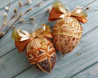 Uova di Pasqua in tela di iuta fatte a mano per decorazioni primaverili rustiche. Decorazione della tavola per accoglienti celebrazioni pasquali. - Italia