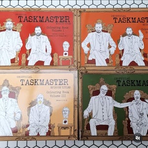 Könnte beinhalten: Vier "Taskmaster" Malbücher werden gezeigt, jedes mit einem andersfarbigen Hintergrund: rot, orange, gelb und grün. Die Bücher zeigen Illustrationen von Männern in Anzügen und den Text "Taskmaster" und "Colouring Book".