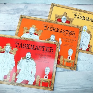 Könnte beinhalten: Drei "Unofficial Taskmaster" Malbücher werden gezeigt, jedes mit einer anderen farbigen Titelseite: rot, orange und gelb. Die Bücher zeigen Illustrationen von Männern in Anzügen und den Text "Episode Titles" und "Colouring Book".
