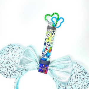 Puede incluir: Conjunto de tres jarrones de cerámica blanca con un diseño texturizado y acanalado. Los jarrones miden aproximadamente 25 cm, 20 cm y 15 cm de altura. Perfectos para flores o como objetos decorativos.