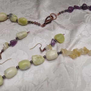 Collier 27&quot; perle jaune. Collier et boucles d&#39;oreilles audacieux. Turquoise ou serpentine jaune. Hématite. Éclats de cristal d&#39;améthyste et de quartz.
