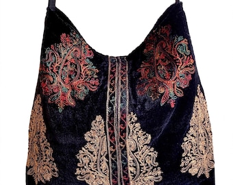 Sac bandoulière souple style hobo en velours brodé. Sacs à main bohèmes patchwork faits main.