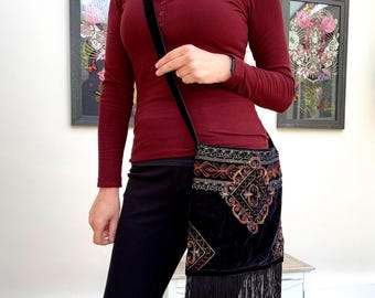 Bolso bandolera estilo hobo de terciopelo negro con bordado arcoíris. Bolsos de mano bohemios con flecos hechos a mano.