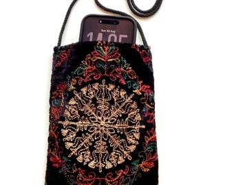 Petit sac bandoulière en velours brodé arc-en-ciel noir à bandoulière. Sacs à main indiens bohèmes faits main.