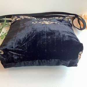 Bolso hobo bandolera holgado de terciopelo bordado ajustable en color negro. Bolsos indios boho hechos a mano. imagen 6