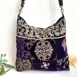 Sac bandoulière ample en velours brodé noir pourpre. Sacs à main indiens bohèmes faits main en patchwork.