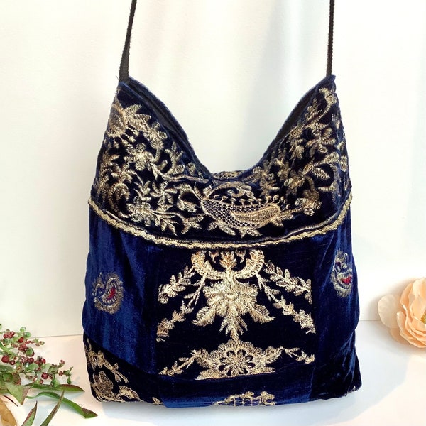 Bolso Hobo holgado con hombro bandolera de terciopelo bordado azul. Bolsos indios boho patchwork hechos a mano.