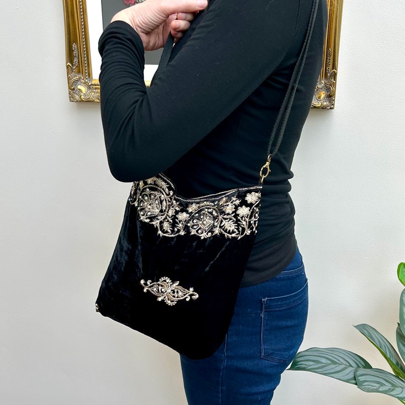 Bolso hobo bandolera holgado de terciopelo bordado ajustable en color negro. Bolsos indios boho hechos a mano. imagen 7