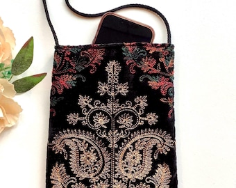 Bolso bandolera pequeño de terciopelo negro con bordado de arcoíris para teléfono. Bolso bohemio indio hecho a mano.