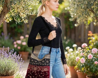 Sac bandoulière souple style hobo en velours brodé. Sacs à main bohèmes patchwork faits main.