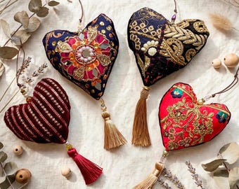 Pendentifs en forme de cœur brodés à la main : Ornement de Noël bohème