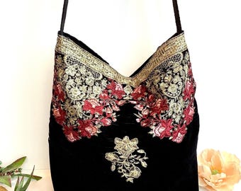 Bolso tote pequeño y elegante de terciopelo negro bordado, estilo hobo. Bolsos bohemios hechos a mano.