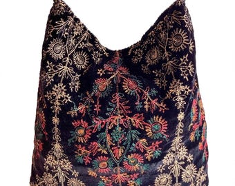 Sac bandoulière souple style hobo en velours noir brodé arc-en-ciel. Sac bohème fait main.