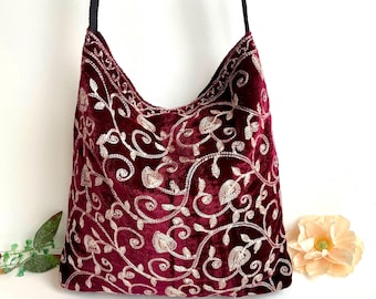 Bolso bandolera de terciopelo rojo bordado, estilo hobo. Bolsos de mano indios de estilo bohemio hechos a mano.