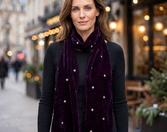 Châle brodé double face en velours violet.