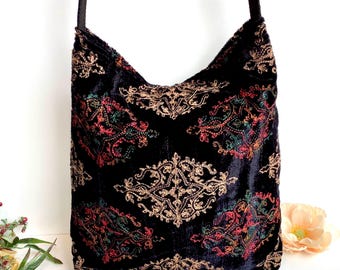 Bolso bandolera holgado de terciopelo con bordado de arcoíris negro. Bolsos bohemios indios hechos a mano.