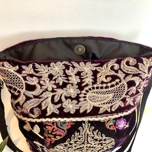 Paars geborduurd fluwelen Crossbody schouder slouchy hobo tas. Handgemaakte patchwork Boho Indiase handtassen. afbeelding 6