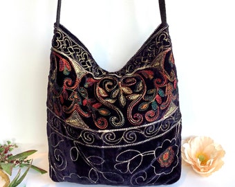 Bolso hobo bandolera de terciopelo con bordado de arcoíris negro. Bolsos indios boho hechos a mano.