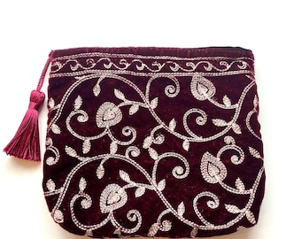 Petit sac à main zippé en velours brodé. Pochettes indiennes bohèmes faites main.