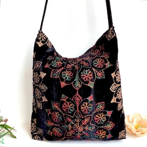 Sac bandoulière souple en velours brodé arc-en-ciel noir. Sacs à main indiens bohèmes faits main.
