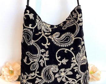 Elegante bolso bandolera de terciopelo negro bordado, estilo hobo. Bolsos bohemios hechos a mano.