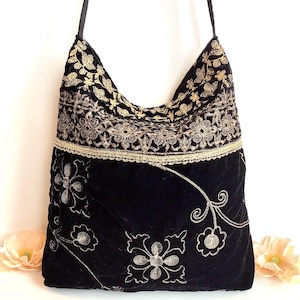 Grand sac hobo ample à bandoulière en velours brodé. Sacs à main indiens bohèmes faits main en patchwork.