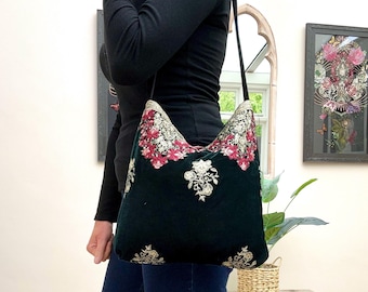Elegante bolso tote de terciopelo verde bordado, estilo hobo. Bolsos bohemios hechos a mano.