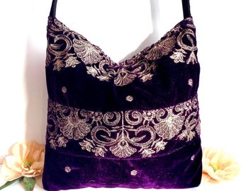 Bolso bandolera holgado de terciopelo morado bordado con cremallera. Bolsos bohemios indios hechos a mano.