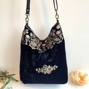 Bolso hobo bandolera holgado de terciopelo bordado ajustable en color negro. Bolsos indios boho hechos a mano. imagen 2