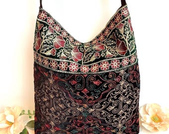 Bolso bandolera holgado de terciopelo bordado. Bolso indio bohemio con patchwork hecho a mano.