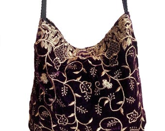 Sac bandoulière souple style hobo en velours brodé violet foncé chic. Sacs à main bohèmes faits main.