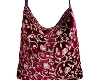 Petit sac bandoulière hobo en velours rouge brodé. Sacs à main bohèmes faits main.