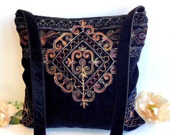 Bolso bandolera holgado de terciopelo con bordado de arcoíris negro. Bolsos bohemios indios hechos a mano.