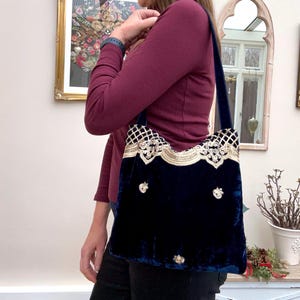 Sac fourre-tout souple bleu zippé en velours brodé à bandoulière. Sacs à main bohèmes faits main.