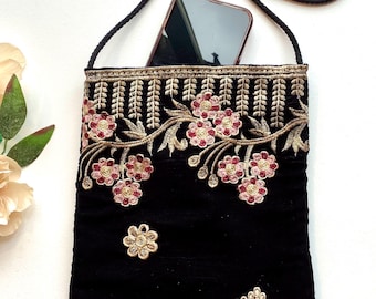 Elegante bolso bandolera de terciopelo negro bordado. Bolsos bohemios indios hechos a mano.
