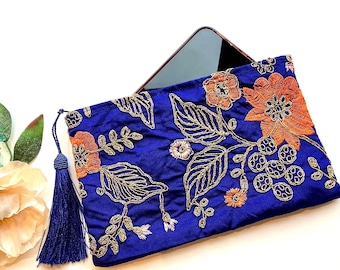 Monedero azul bordado con cremallera. Neceser bohemio hecho a mano. Bolso de mano para la noche.