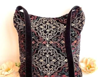 Bolso bandolera holgado de terciopelo con bordado de arcoíris negro. Bolsos bohemios indios hechos a mano.