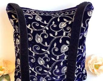 Bolso bandolera holgado de terciopelo azul bordado. Bolsos bohemios indios hechos a mano.