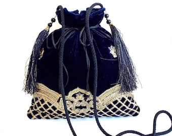 Sac bandoulière Potli en velours brodé bleu marine. Pochette à cordon pour mariage ou soirée.