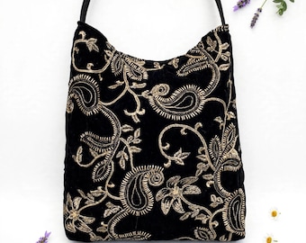 Sac bandoulière souple style hobo en velours noir brodé chic. Sacs à main bohèmes faits main.
