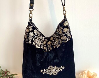 Bolso hobo bandolera holgado de terciopelo bordado ajustable en color negro. Bolsos indios boho hechos a mano.