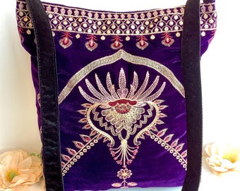 Elegante bolso bandolera de terciopelo morado bordado, estilo hobo. Bolsos bohemios hechos a mano.