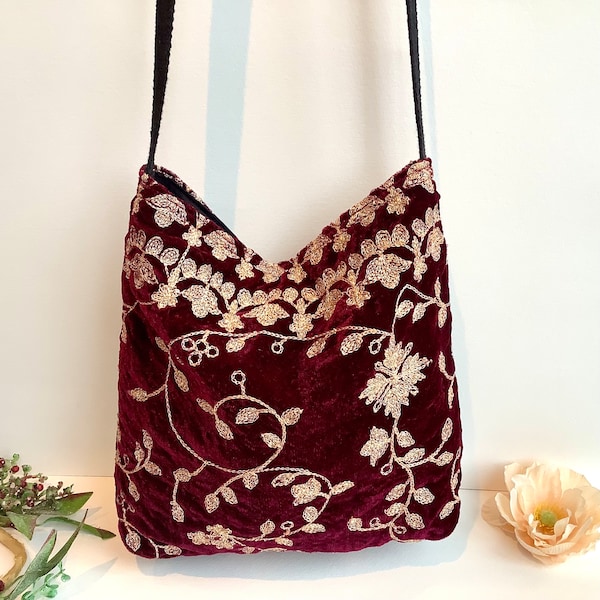 Borsa hobo morbida a tracolla in velluto ricamato rosso bacca. Borse indiane Boho fatte a mano.