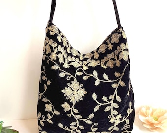 Bolso bandolera holgado de terciopelo negro bordado. Bolsos bohemios indios hechos a mano.
