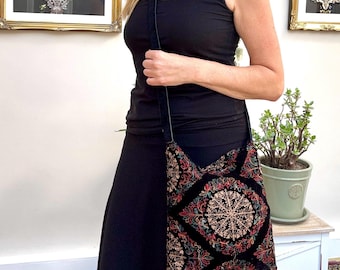 Bolso bandolera holgado de terciopelo con bordado de arcoíris negro. Bolsos bohemios indios hechos a mano.