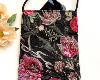 Bolso bandolera único con bordado floral. Bolso bohemio con cuentas hecho a mano.